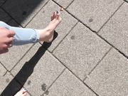 Karolinka - barefoot in the city