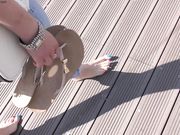 Karolinka - barefoot in the city