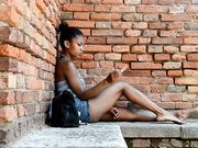 Barefoot Urban Girls - PERLANERA  bare legs and dirty soles