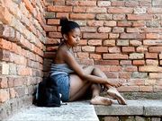 Barefoot Urban Girls - PERLANERA  bare legs and dirty soles