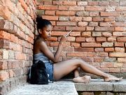 Barefoot Urban Girls - PERLANERA  bare legs and dirty soles