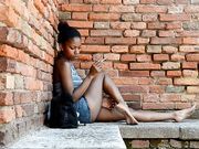 Barefoot Urban Girls - PERLANERA  bare legs and dirty soles