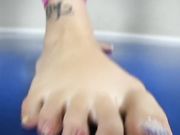 HANNA'S STINKY FEET DOMINATE YOU!