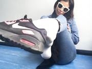 JERK TO MY SWEATY FEET