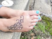 BLONDE GODDESS WITH PERFECT FEET