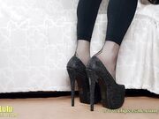 Lady Lulu dangling show in fully fashioned nylons!