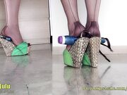 Crushing dildo with high shoes and fully fashioned stoc